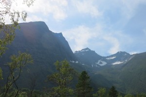 De spitse top links van het midden is dus Vallanykjen. Het dal wat je ziet heet Drivdalen. Råna zijn de kleine topjes helemaal "achterin".