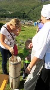 Mary probeert boter te maken :-)